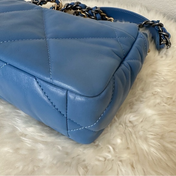 $6,900 CHANEL 19 Flap Bag Medium Blue 21P Excellent Condition - Picture 9 of 16